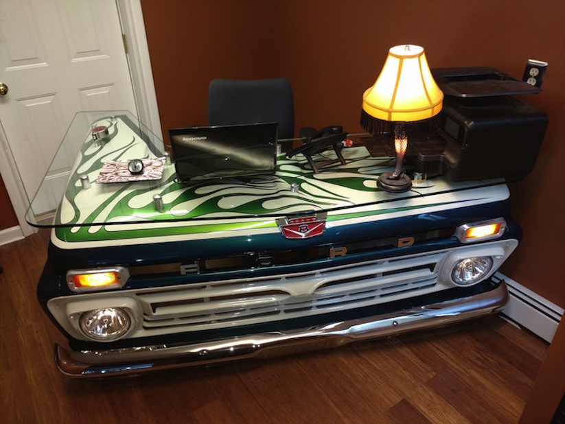 Jesse_Barratt_Made_an_Awesome_Creative_Desk_out_of_a_Discarded_Old_Pickup_Truck_2017_12