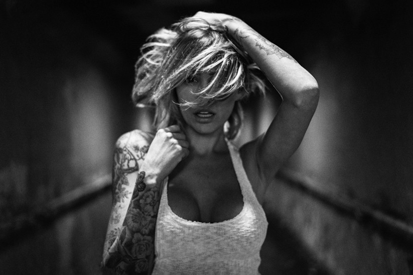 Tunnel_Vision_Monochromatic_Moments_with_Miss_Tina_Louise_2017_01