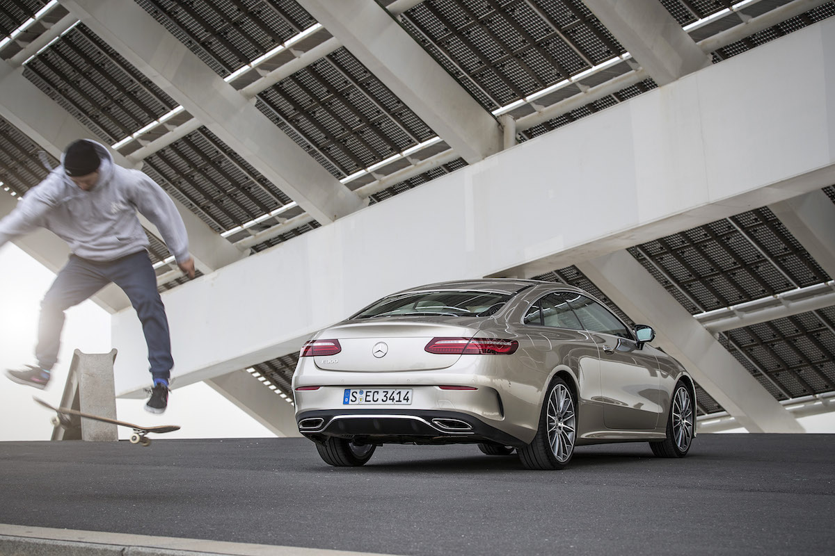 Mercedes-Benz E-Klasse Coupé, Press Test Drive Barcelona 2017, E 300 Coupe? aragonitsilber, Leder Nappa, macchiatobeige/yachtblau, AMG Line, * E 300 Coupe? Kraftstoffverbrauch kombiniert: 6,4 l/100 km, CO2-Emissionen kombiniert: 147 g/km.
Mercedes-Benz E-Klasse Coupé, Press Test Drive Barcelona 2017, E 300 Coupe?, aragonite silver, Nappa leather macchiato beige/yacht blue, AMG Line, Fuel consumption combined: 6.4 l/100 km, Combined CO2 emissions: 147 g/km.