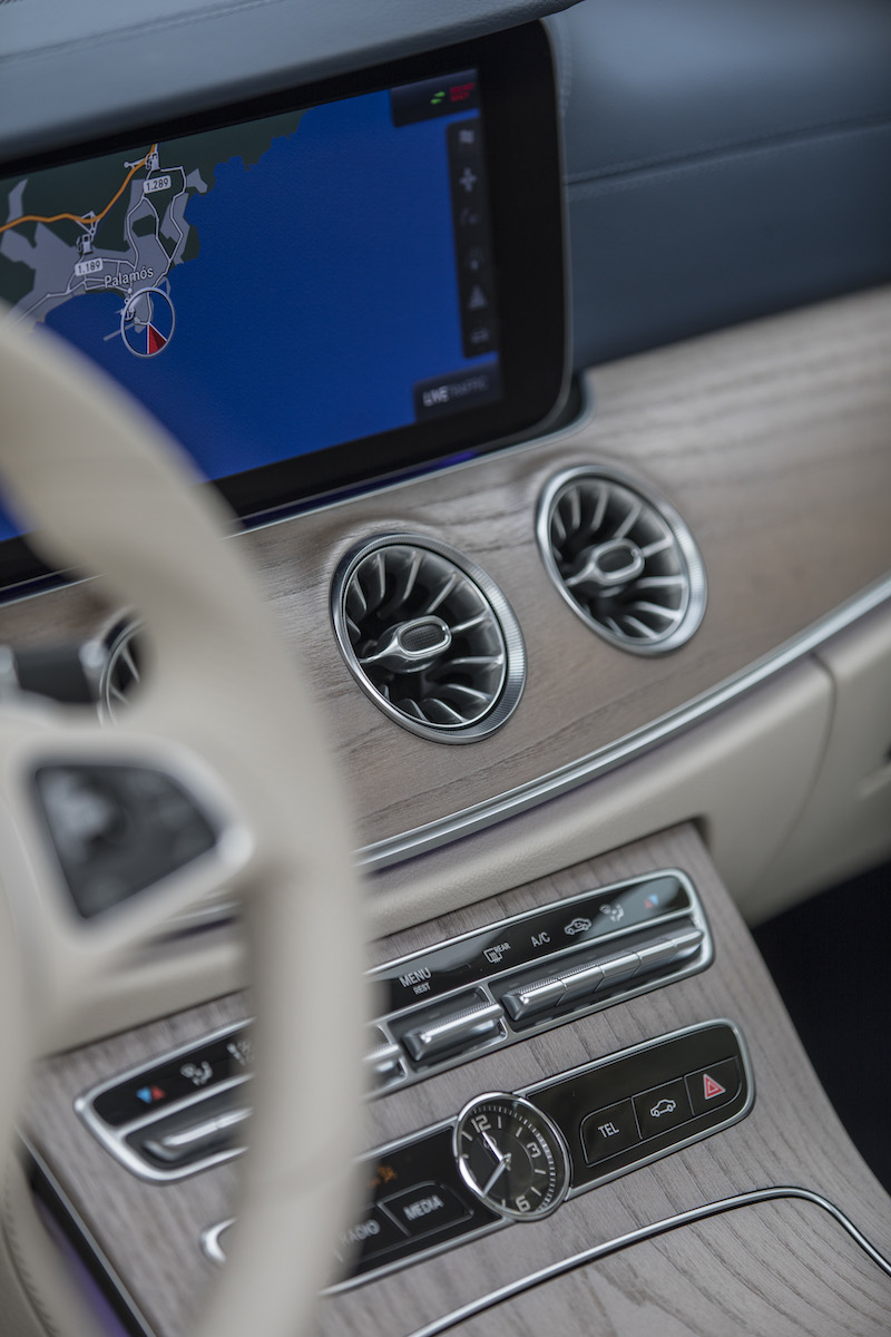 Mercedes-Benz E-Klasse Coupé, Press Test Drive Barcelona 2017, E 300 Coupe? aragonitsilber, Leder Nappa, macchiatobeige/yachtblau, AMG Line, * E 300 Coupe? Kraftstoffverbrauch kombiniert: 6,4 l/100 km, CO2-Emissionen kombiniert: 147 g/km.
Mercedes-Benz E-Klasse Coupé, Press Test Drive Barcelona 2017, E 300 Coupe?, aragonite silver, Nappa leather macchiato beige/yacht blue, AMG Line, Fuel consumption combined: 6.4 l/100 km, Combined CO2 emissions: 147 g/km.