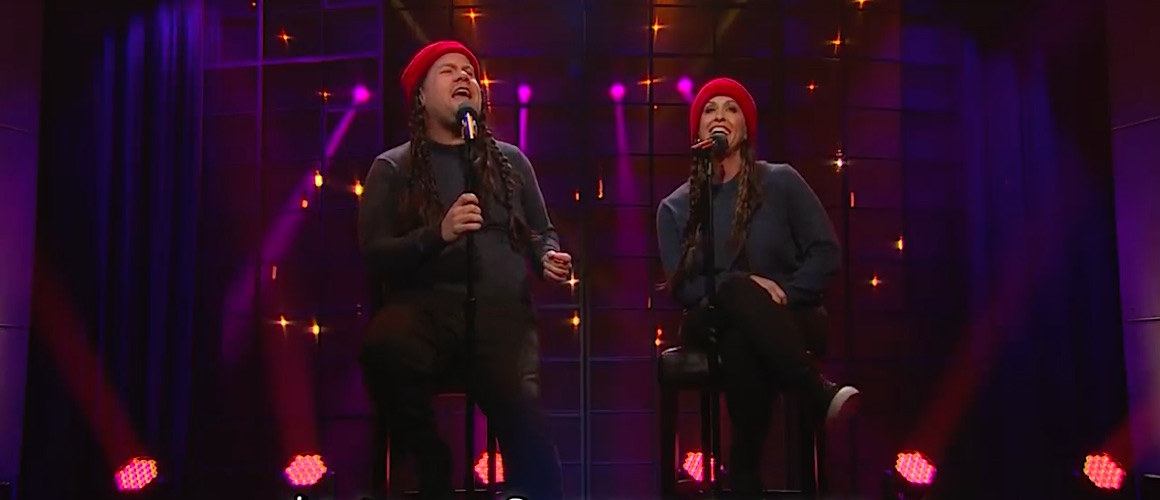 Alanis Morissette & James Corden performen ‚Ironic‘ mit modernem Text